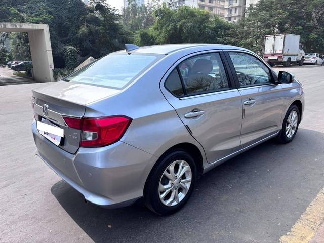 https://images10.gaadi.com/usedcar_image/4243533/original/processed_31d2a5ef1837030eaf28c14e980f2981.jpg?imwidth=6402