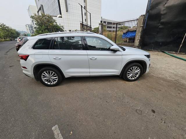 https://images10.gaadi.com/usedcar_image/4243613/original/3aa5607d036506638f8c401f53a43284.jpg?imwidth=6401