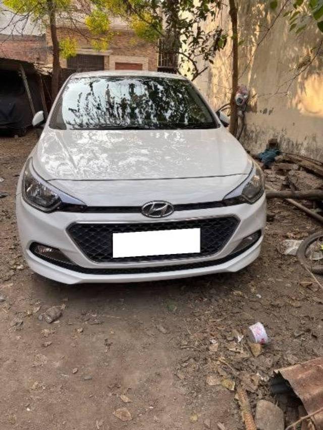 https://images10.gaadi.com/usedcar_image/4243900/original/processed_23b63759-c76a-4ddd-a06f-1abb7fbfc356.jpg?imwidth=6400