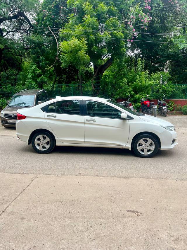 https://images10.gaadi.com/usedcar_image/4244295/original/processed_c719425a8e4ada3a626bcb11e6590922.jpeg?imwidth=6401