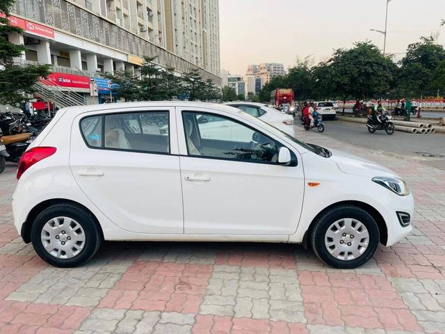 https://images10.gaadi.com/usedcar_image/4244313/original/processed_816f5927ed9e5812a48854f165c4a7c6.jpg?imwidth=6401