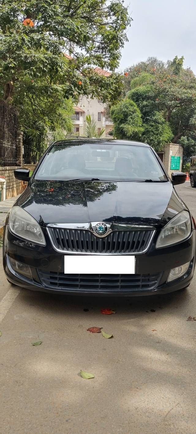 https://images10.gaadi.com/usedcar_image/4244322/original/processed_d224ba1cd000c318c9bb3dd3110081c6.jpg?imwidth=6402