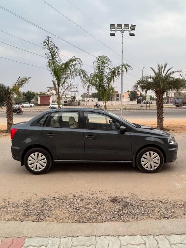 https://images10.gaadi.com/usedcar_image/4244517/original/processed_83b1f8cad9e42112ec6308bd29462252.jpeg?imwidth=6401