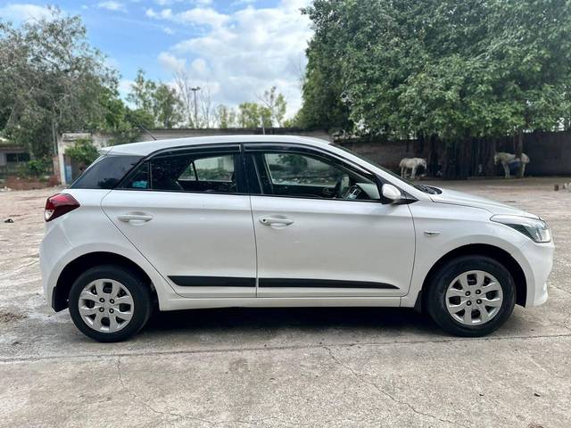 https://images10.gaadi.com/usedcar_image/4244742/original/processed_a11f598e520386e78eaa0711847b4911.jpg?imwidth=6401