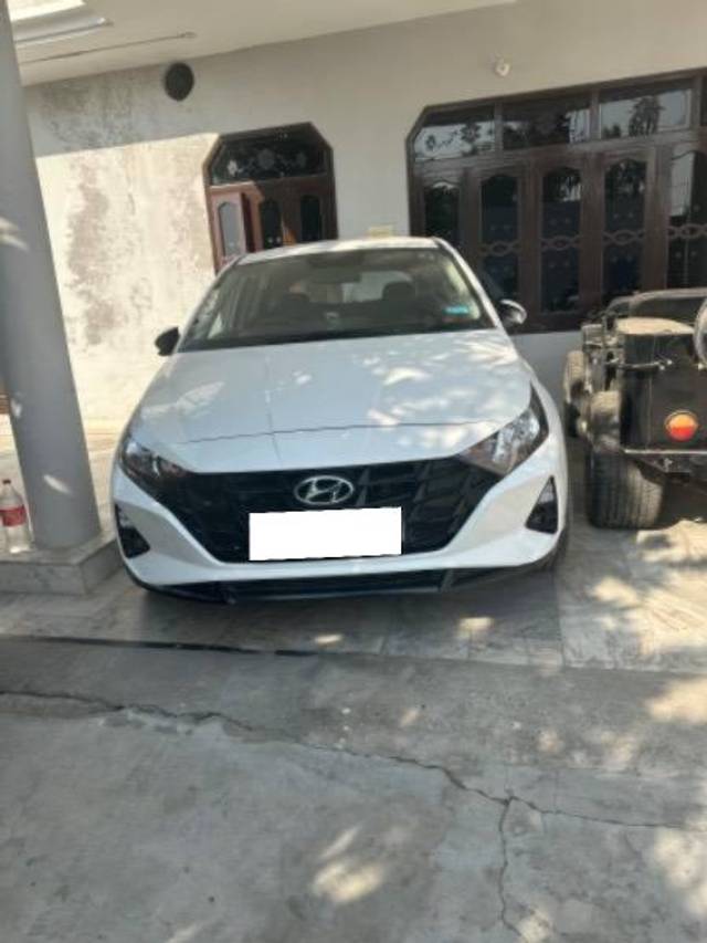 https://images10.gaadi.com/usedcar_image/4244801/original/processed_332670e8-63a9-4b65-b6e6-340d0e82efb4.jpeg?imwidth=6402