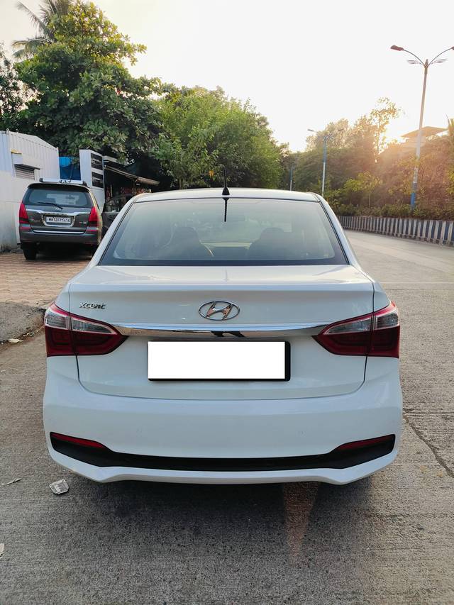 https://images10.gaadi.com/usedcar_image/4244851/original/processed_1423f8456354d4bea109e54b344252fd.jpg?imwidth=6402