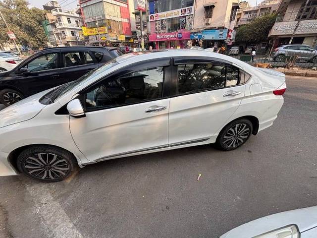 https://images10.gaadi.com/usedcar_image/4244887/original/72c2d29d0987489fc8cc09951f24c2d8.jpeg?imwidth=6402