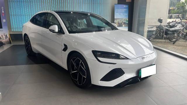 https://images10.gaadi.com/usedcar_image/4245316/original/processed_c831f81d-bfce-4a41-a813-3fa701cedbb1.jpeg?imwidth=6400