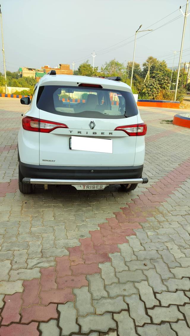 https://images10.gaadi.com/usedcar_image/4245734/original/processed_20bde97a8600a8add6f1d68a627b5337.jpg?imwidth=6401