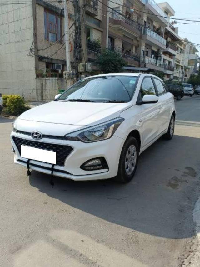 https://images10.gaadi.com/usedcar_image/4245857/original/processed_38314d0a-3f24-49d3-9b8a-cb9faea23fff.jpg?imwidth=6401