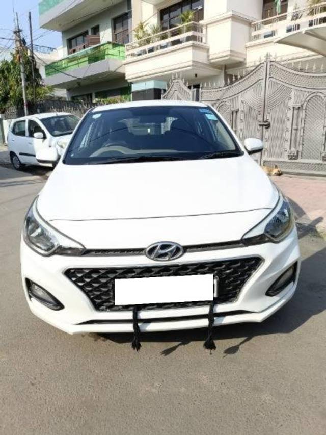 https://images10.gaadi.com/usedcar_image/4245857/original/processed_a39cd935-0cdd-432c-9de5-20b5b7fca577.jpg?imwidth=6402