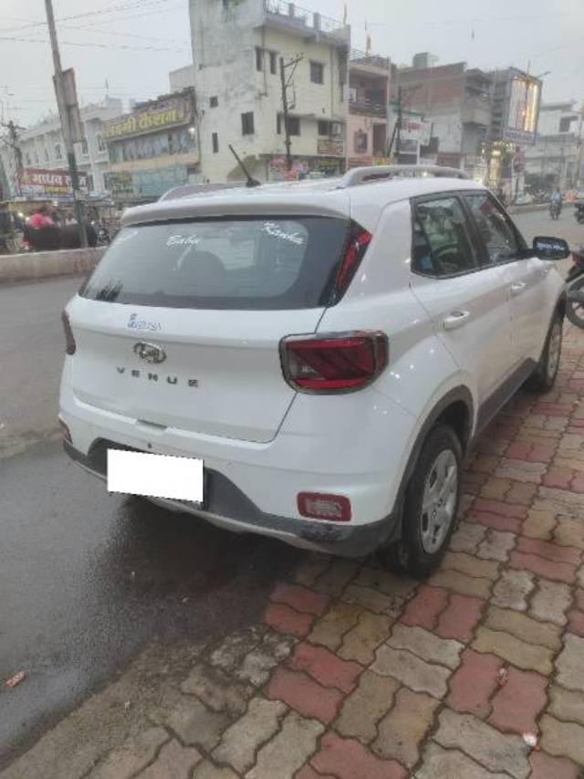 https://images10.gaadi.com/usedcar_image/4245859/original/processed_1be3502b-5604-4f59-beba-44a33c5a45bd.jpg?imwidth=6402