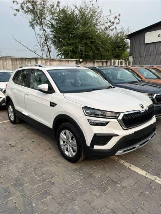 https://images10.gaadi.com/usedcar_image/4246061/original/processed_79741887-d563-4a1e-bf41-a65e01570f59.jpg?imwidth=6400