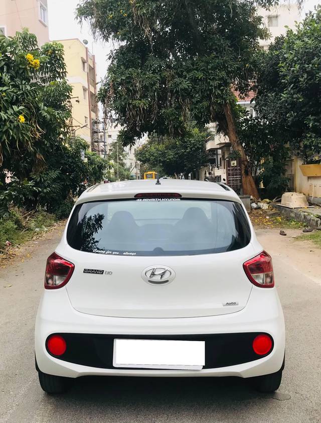 https://images10.gaadi.com/usedcar_image/4246110/original/processed_ff9c8f3fa36a8c5b6fb26fdd34f068d2.jpeg?imwidth=6402