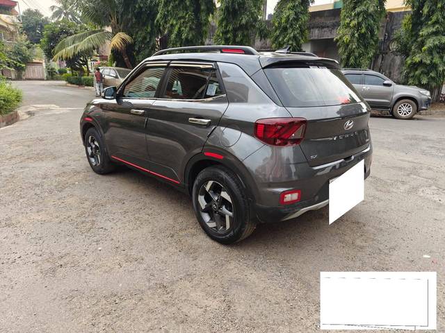 https://images10.gaadi.com/usedcar_image/4246217/original/processed_7cb56fa8888bd715adafc4d347d9aecf.jpg?imwidth=6402