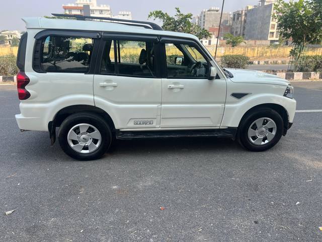 https://images10.gaadi.com/usedcar_image/4246346/original/processed_ec34031a9a9686b4300e2a6b24189cea.jpg?imwidth=6401