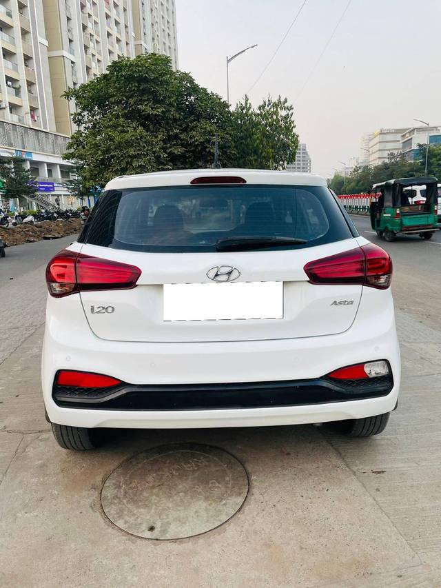 https://images10.gaadi.com/usedcar_image/4246676/original/processed_d9a9835ad56e76066e3a8ca0318a6b96.jpg?imwidth=6402