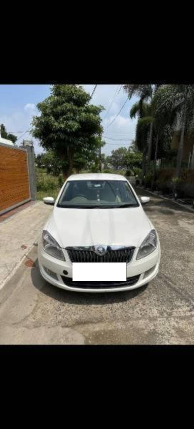 https://images10.gaadi.com/usedcar_image/4246726/original/processed_0634d9b7-2220-4fc1-8a0b-e2a0bf6fef61.jpg?imwidth=6400