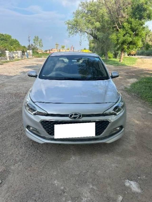 https://images10.gaadi.com/usedcar_image/4247172/original/processed_1ea6e7c1-1c2d-4cb2-97af-ea0b6f0bd32f.jpeg?imwidth=6402