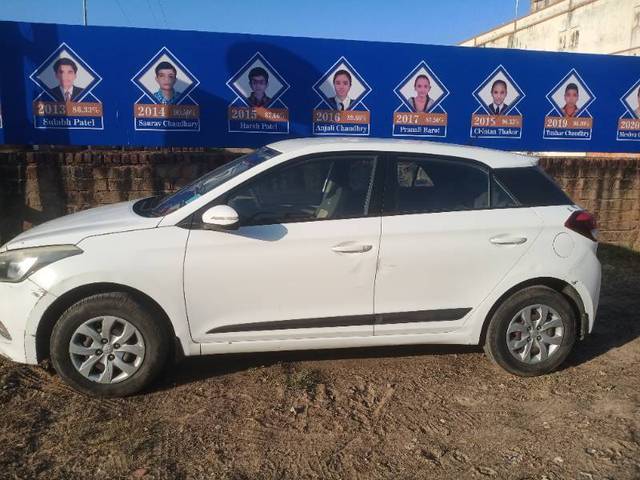 https://images10.gaadi.com/usedcar_image/4247265/original/50aed1cc235f3904cf694f0535e19c66.jpg?imwidth=6402