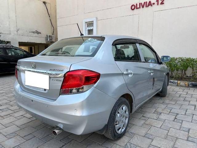 https://images10.gaadi.com/usedcar_image/4247687/original/processed_e8c17b80-59bc-4a46-8f8c-456f3359acd9.jpeg?imwidth=6402