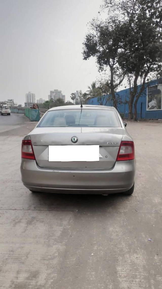 https://images10.gaadi.com/usedcar_image/4247997/original/processed_26ede41354cc361e9454283a8a18b3fa.jpg?imwidth=6402