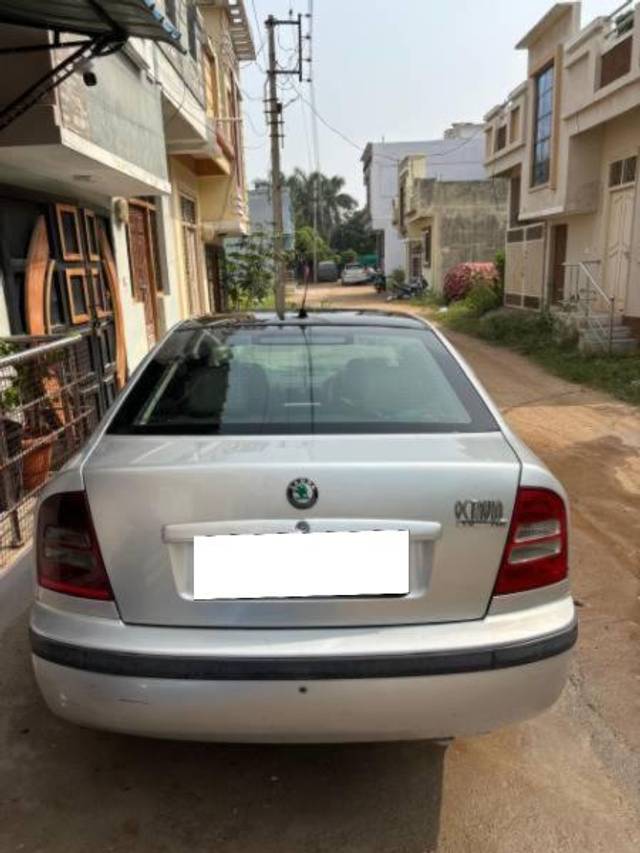 https://images10.gaadi.com/usedcar_image/4248347/original/processed_9aa4803e-1778-4741-8351-6b389c05dc4b.jpg?imwidth=6401