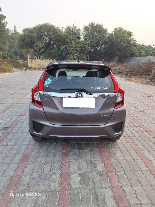 https://images10.gaadi.com/usedcar_image/4248551/original/processed_0fbeacbe96dbb333bc852db85ef2dd56.jpg?imwidth=6402