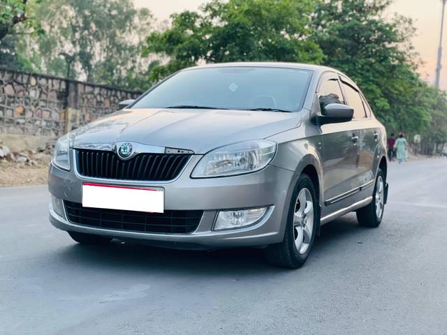 https://images10.gaadi.com/usedcar_image/4248599/original/processed_9e8f552e0ce5a76ae0329c44b5e14fdb.jpg?imwidth=6402