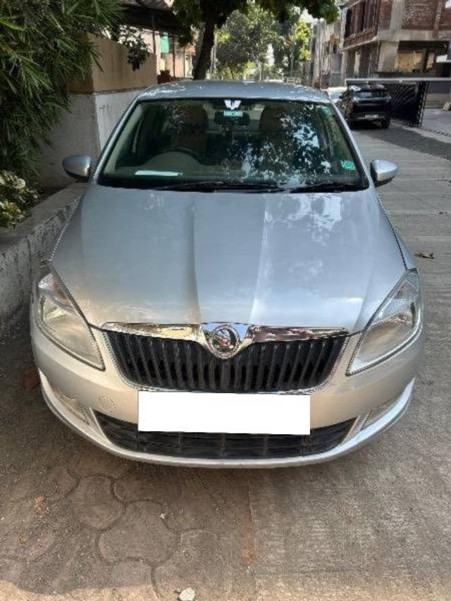 https://images10.gaadi.com/usedcar_image/4248602/original/processed_0e415f4e-17b9-4378-885c-0d04ba21403c.jpeg?imwidth=6402