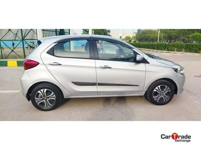 https://images10.gaadi.com/usedcar_image/4248854/original/processed_c57140d83bb518c09b8e868e874713c7.jpg?imwidth=6401