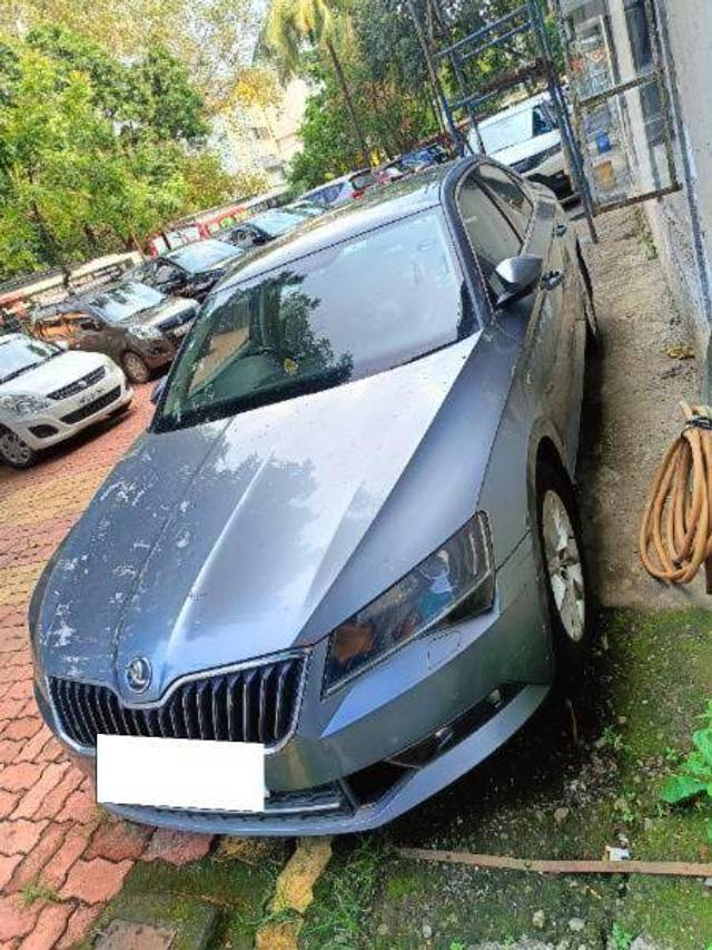 https://images10.gaadi.com/usedcar_image/4248988/original/e4590cec1bd2f343bac61401787e6468.jpg?imwidth=6402