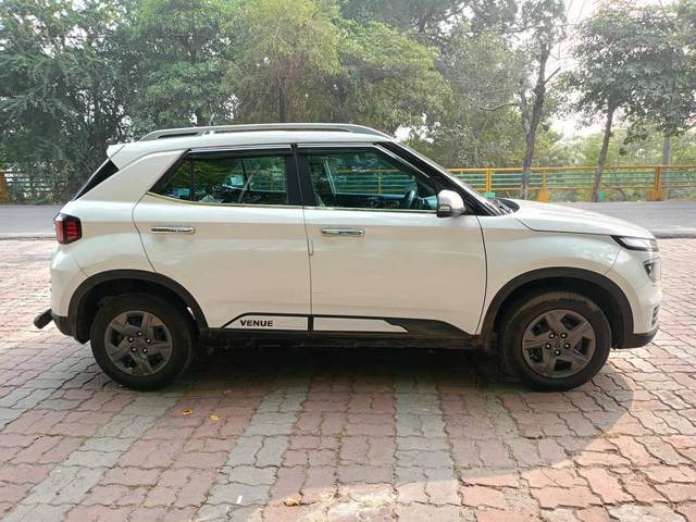 https://images10.gaadi.com/usedcar_image/4249097/original/processed_bcea768938d9ce9b9b828c7812793e35.jpg?imwidth=6401