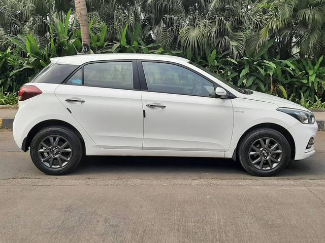 https://images10.gaadi.com/usedcar_image/4249284/original/processed_4879881f268133bfe0c2f2f47b78b654.jpg?imwidth=6401