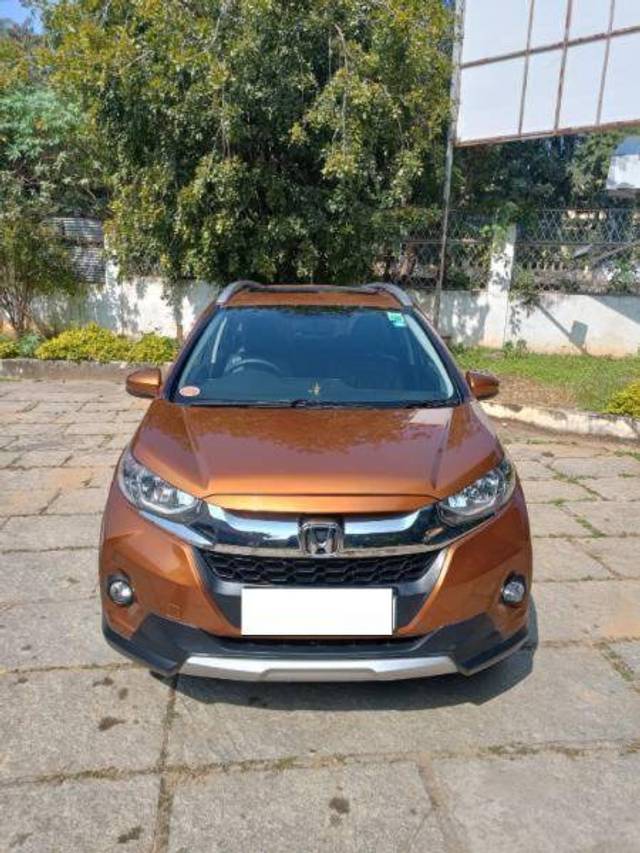 https://images10.gaadi.com/usedcar_image/4249387/original/1e3ff571de0b07529fe878d2b85fafd2.jpg?imwidth=6402