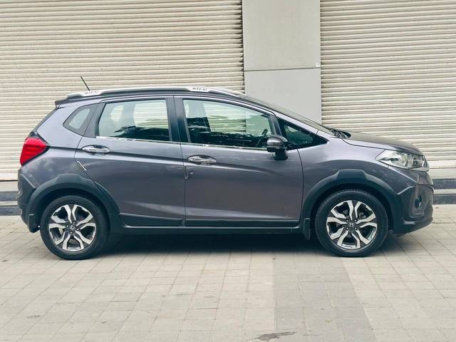 https://images10.gaadi.com/usedcar_image/4249920/original/processed_e2ec01b7bdfa1b9a93f65afd3d7e2fa7.jpg?imwidth=6401