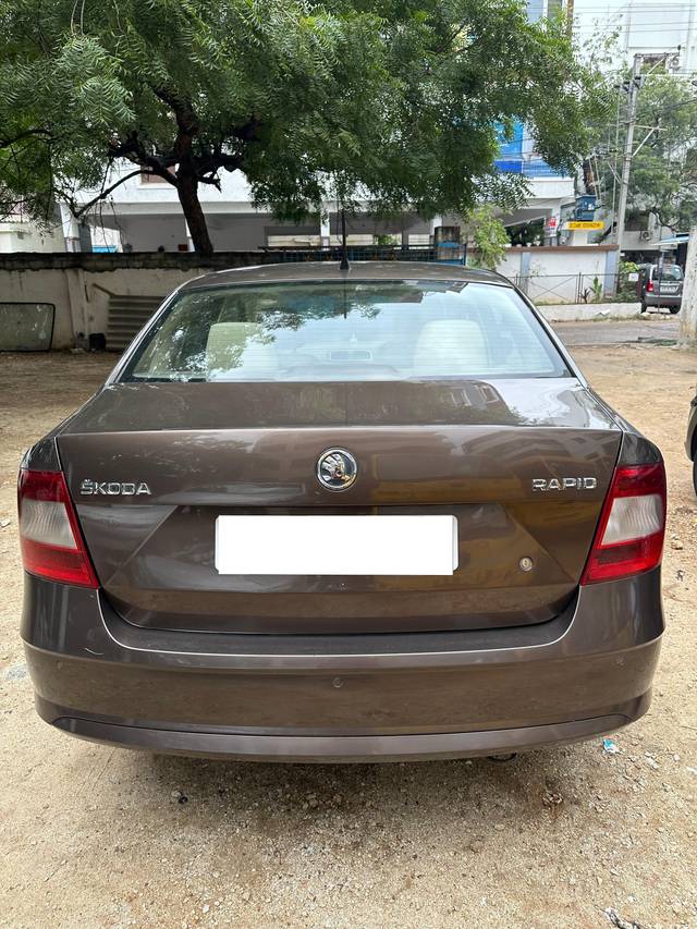 https://images10.gaadi.com/usedcar_image/4250154/original/processed_264b2b4725de476f798df52cc14c8a7b.jpg?imwidth=6401