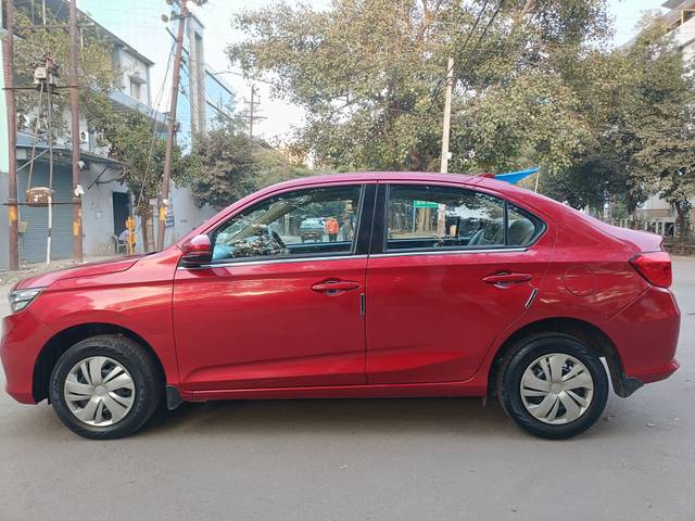 https://images10.gaadi.com/usedcar_image/4250162/original/e0e48a8270ccf79ccdbaf5eb2dd86597.jpg?imwidth=6402