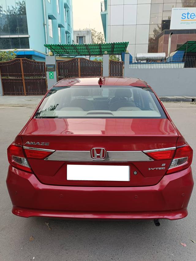 https://images10.gaadi.com/usedcar_image/4250162/original/processed_9d8b32febd5508f7ec90f14f33b35334.jpg?imwidth=6401