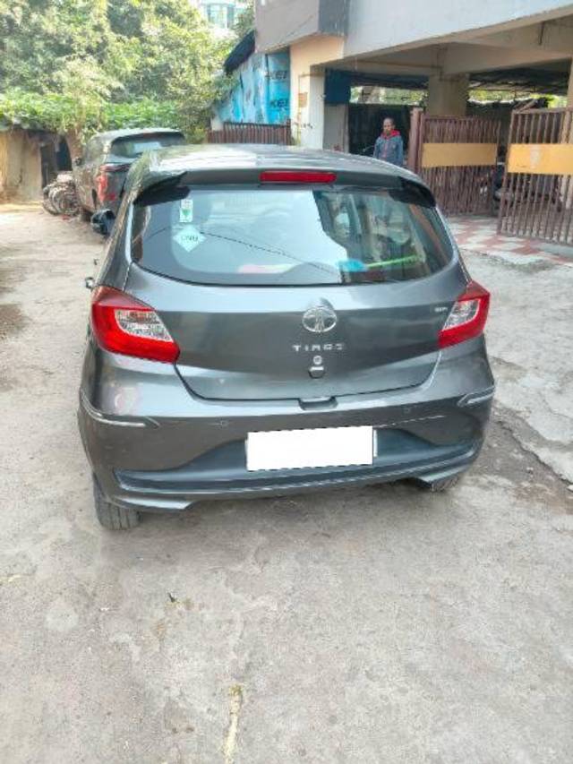 https://images10.gaadi.com/usedcar_image/4250210/original/processed_e6b30129-83e9-48ba-805a-0aef73c75064.jpg?imwidth=6402