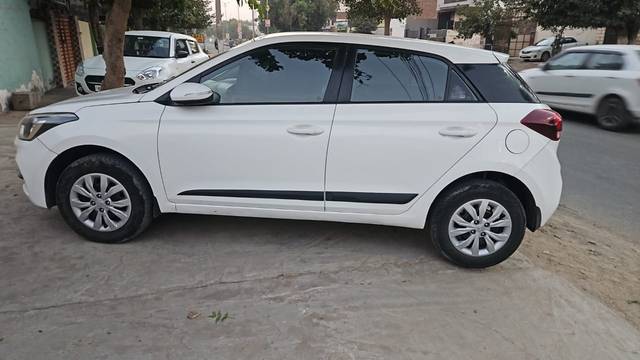 https://images10.gaadi.com/usedcar_image/4250247/original/e777e366489addd806a3e44c6bca7810.jpg?imwidth=6402