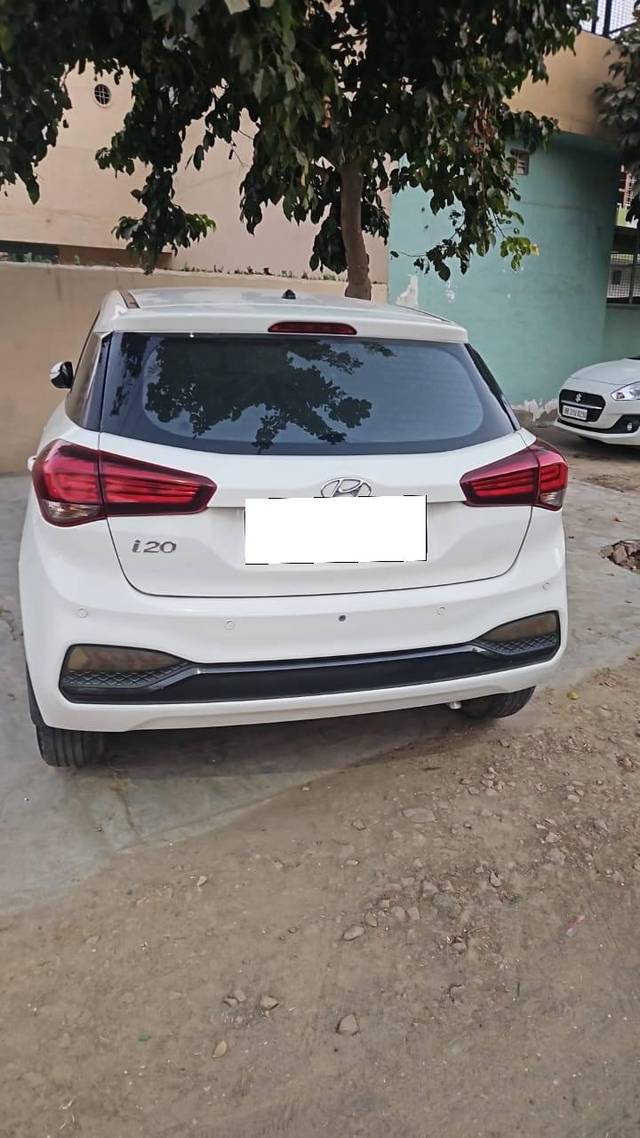 https://images10.gaadi.com/usedcar_image/4250247/original/processed_b9bb699db49210c16961aa3ddf216dd9.jpg?imwidth=6401