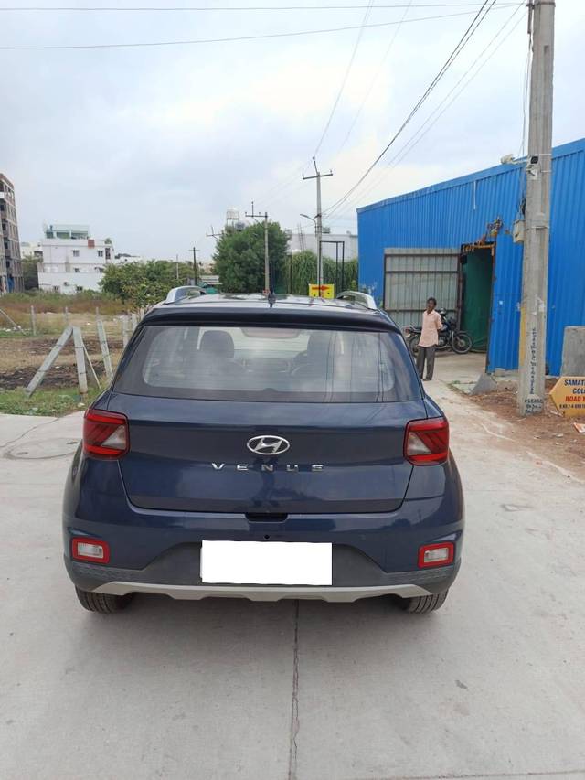 https://images10.gaadi.com/usedcar_image/4250308/original/processed_a08a92646d7b784010592a0fcfd023ee.jpg?imwidth=6402