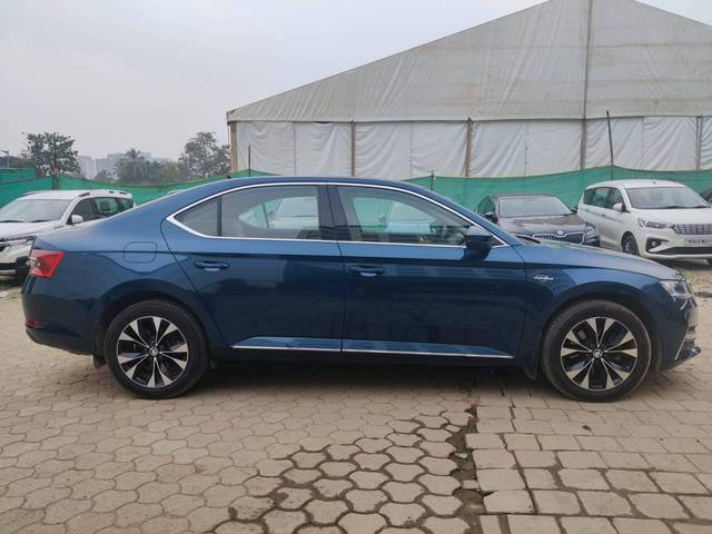 https://images10.gaadi.com/usedcar_image/4250372/original/processed_781ed317f2c2bd157be869ea592a1025.jpeg?imwidth=6401