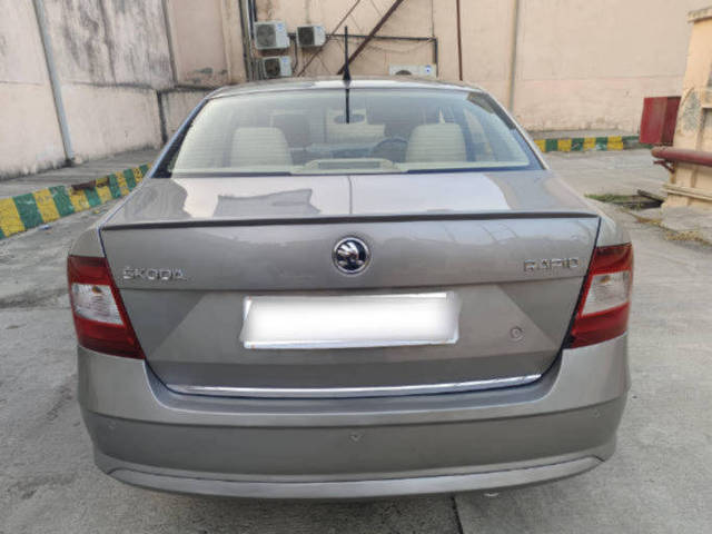 https://images10.gaadi.com/usedcar_image/4250387/original/processed_af03231f8c4f33bcc256a60c47d20c7b.png?imwidth=6402