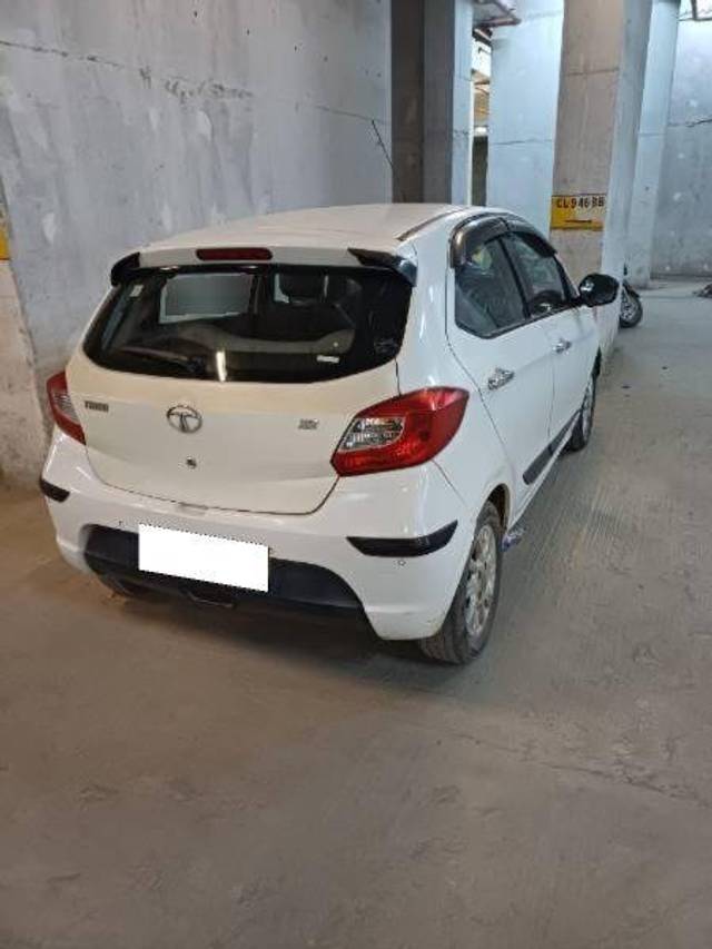 https://images10.gaadi.com/usedcar_image/4250473/original/d50de3787611ff195a5b24204e4c0330.jpg?imwidth=6401