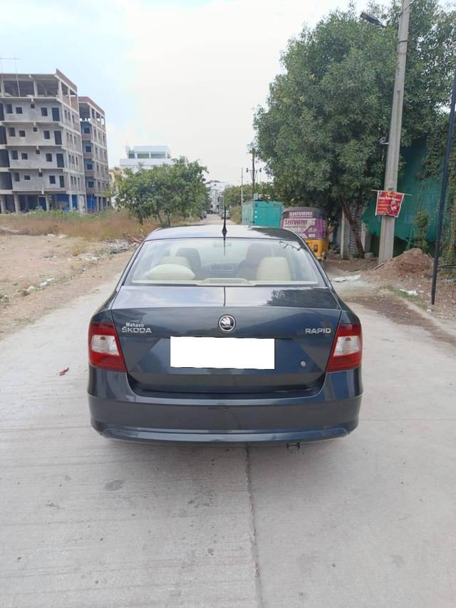 https://images10.gaadi.com/usedcar_image/4250586/original/processed_7b3fe1facfdf53695faeda2535581ef8.jpg?imwidth=6402