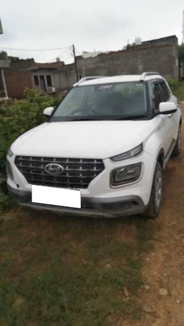 https://images10.gaadi.com/usedcar_image/4250956/original/processed_b6c8ce68-6adf-4793-b5ef-435b62b3e97e.jpg?imwidth=6402