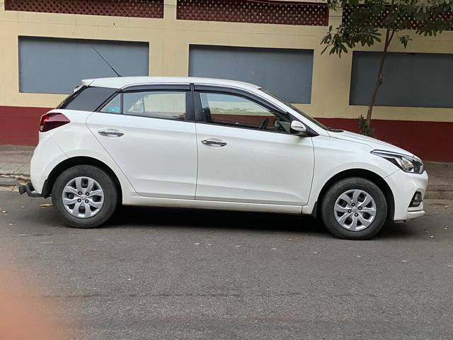 https://images10.gaadi.com/usedcar_image/4251473/original/3293b2dcf2649514558847e0343242d6.jpg?imwidth=6401