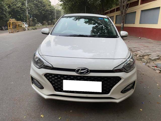 https://images10.gaadi.com/usedcar_image/4251473/original/processed_7798b3233efde079edf40715691fbf37.jpg?imwidth=6400